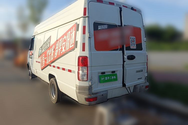 Used Iveco Daily 2021 2.8T V40 VAN厢式 Cargo Van 3-Seater Long Wheelbase Mid-Roof Design Dual Tires Manual Door Rear Left 45 Deg