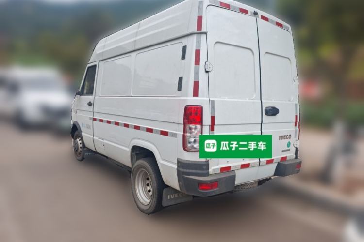 Used Iveco Daily 2021 2.5T V35 2-3 Seater Short Wheelbase Mid-Roof Design Dual Tires Manual Doors Rear Left 45 Deg