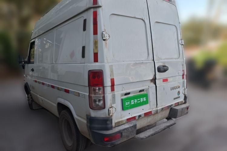 Used Iveco Daily 2021 2.8T V35 VAN厢式 van 3-seater short wheelbase mid-roof design with dual tires and manual doors Rear Left 45 Deg