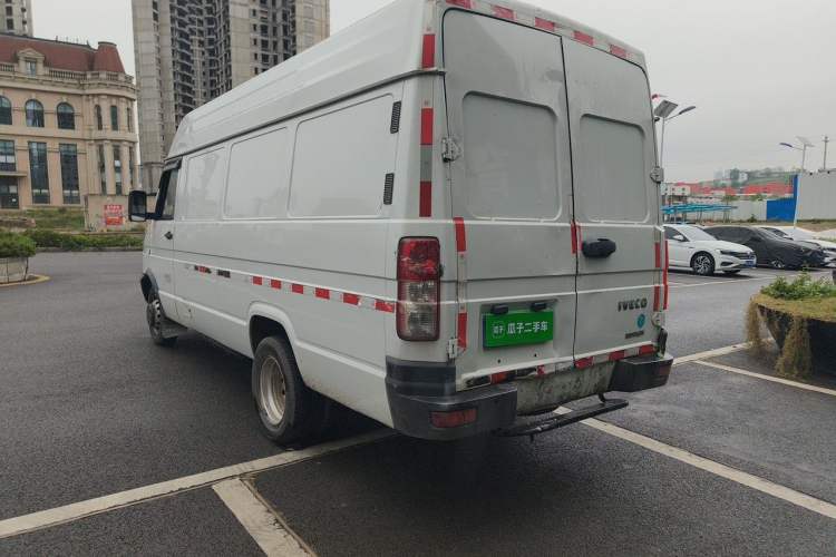 Used Iveco Daily 2021 2.8T V40 VAN厢式 Cargo Van 3-Seater Long Wheelbase Mid-Roof Design Dual Tires Manual Door Rear Left 45 Deg