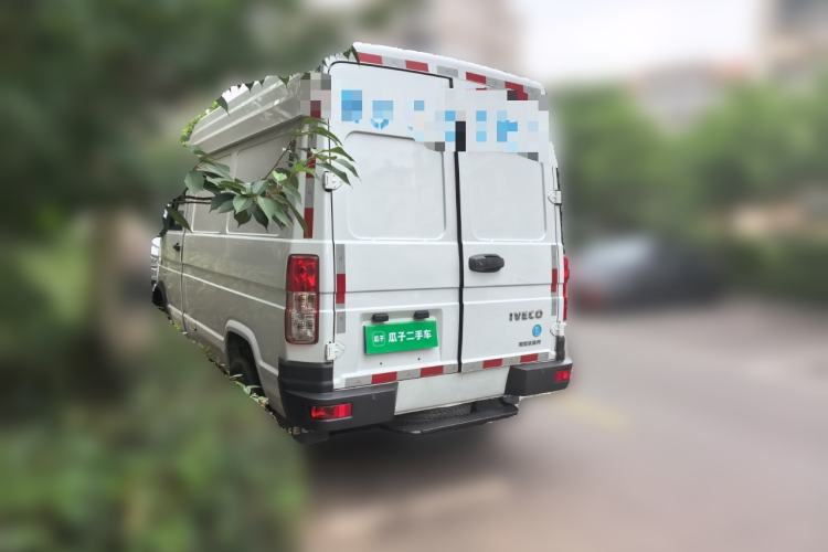 Used Iveco Daily 2021 2.8T V35 VAN厢式 Delivery Van 3-Seater Short Wheelbase Mid-Roof Design with Dual Tires and Side Sliding Doors Rear Left 45 Deg