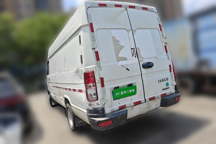 Used Iveco Daily 2021 2.5T V40 2-3 Seater Long Wheelbase Mid-Roof Dual Tires Manual Doors Rear Left 45 Deg