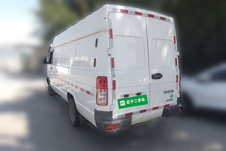 Used Iveco Daily 2021 2.8T V40 VAN厢式 Cargo Van 3-Seater Long Wheelbase Mid-Roof Design Dual Tires Manual Door Rear Left 45 Deg