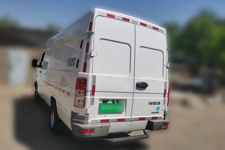 Used Iveco Daily 2021 2.8T V40 VAN厢式 Cargo Van 3-Seater Long Wheelbase Mid-Roof Design Dual Tires Manual Door Rear Left 45 Deg