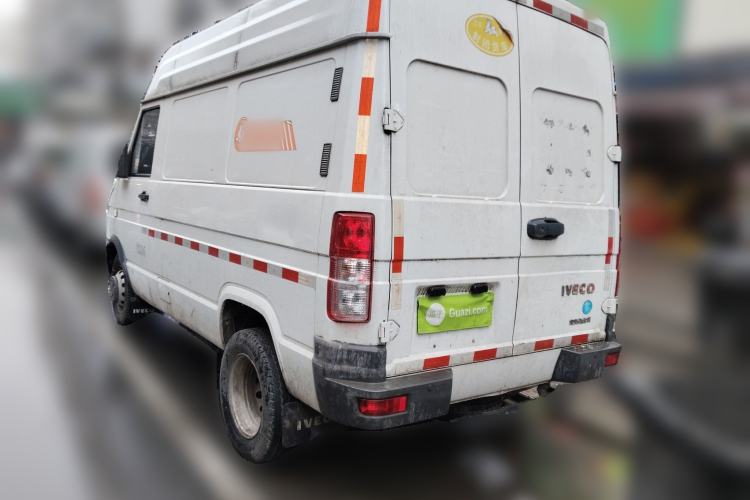 Used Iveco Daily 2021 2.8T V35 VAN厢式 Delivery Van 3-Seater Short Wheelbase Mid-Roof Design with Dual Tires and Side Sliding Doors Rear Left 45 Deg