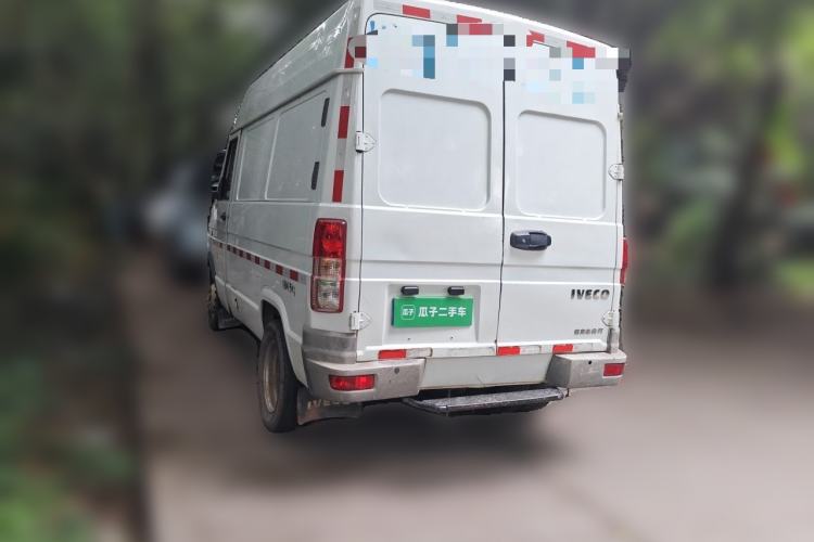 Used Iveco Daily 2021 2.8T V35 VAN厢式 van 3-seater short wheelbase mid-roof design with dual tires and manual doors Rear Left 45 Deg