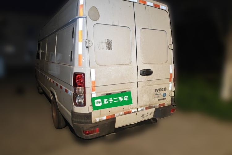 Used Iveco Daily 2021 2.8T V40 VAN厢式 Delivery Van 3-Seater Long Wheelbase Mid-Roof Design Dual Tires Side Sliding Door Rear Left 45 Deg