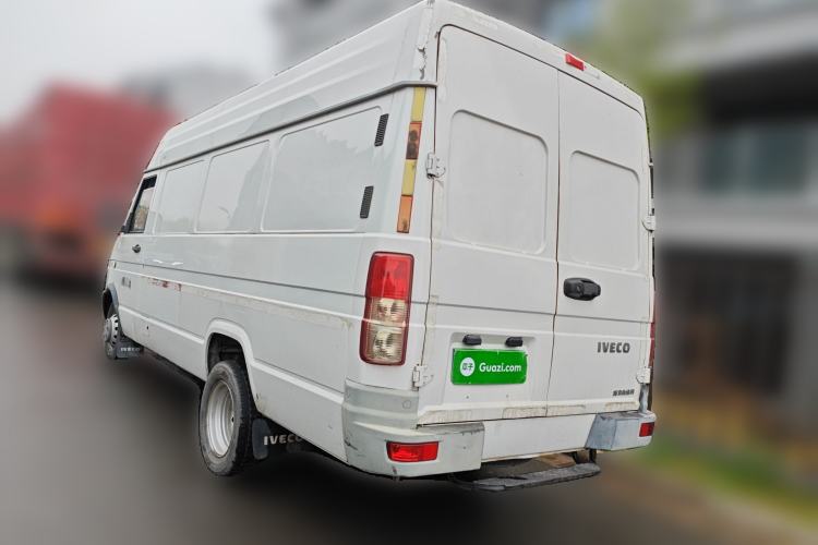 Used Iveco Daily 2021 2.8T V40 VAN厢式 Cargo Van 3-Seater Long Wheelbase Mid-Roof Design Dual Tires Manual Door Rear Left 45 Deg