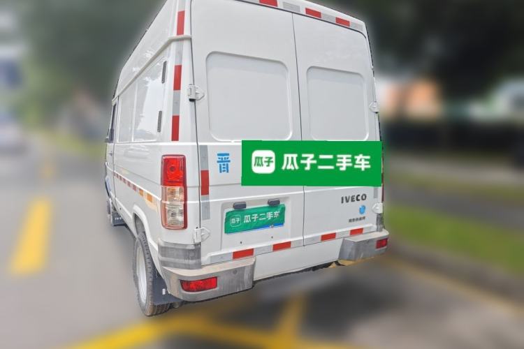 Used Iveco Daily 2021 2.8T V35 VAN厢式 Delivery Van 3-Seater Short Wheelbase Mid-Roof Design with Dual Tires and Side Sliding Doors Rear Left 45 Deg