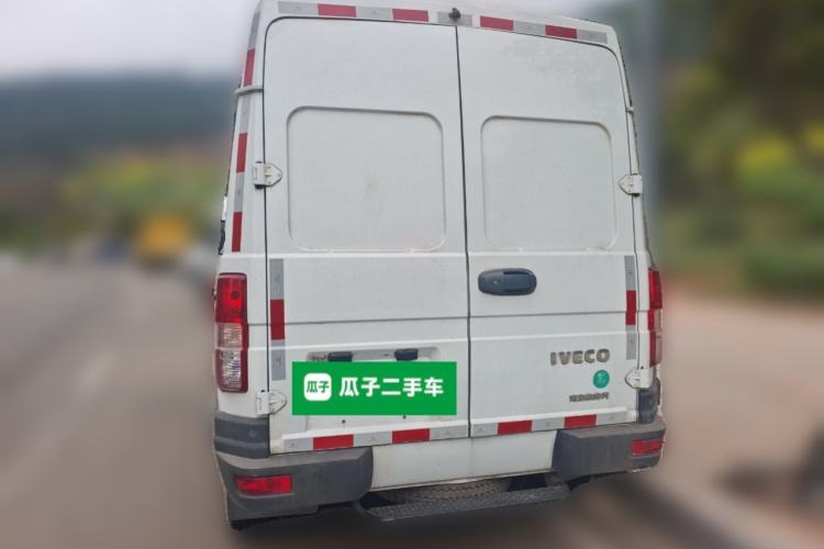 Used Iveco Daily 2021 2.5T V35 2-3 Seater Short Wheelbase Mid-Roof Design Dual Tires Manual Doors Rear