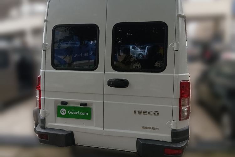 Used Iveco Daily 2021 2.5T A40 M1 Passenger Van 5-9 Seats Long Wheelbase Mid-Roof Design Dual Tires Manual Doors Rear