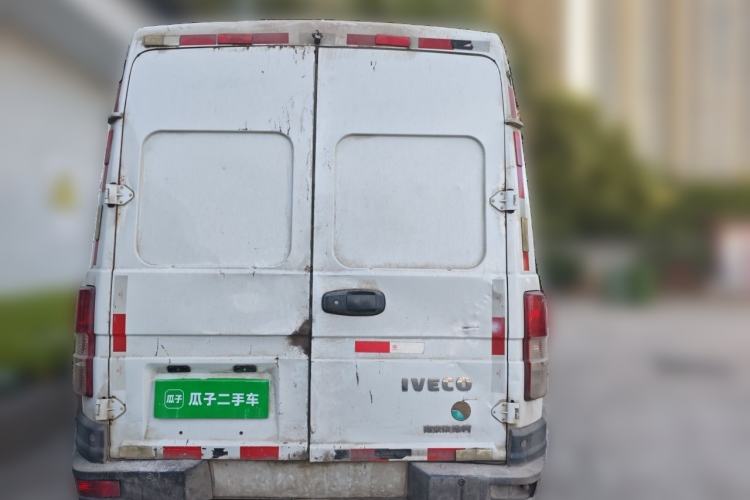Used Iveco Daily 2021 2.8T V35 VAN厢式 van 3-seater short wheelbase mid-roof design with dual tires and manual doors Rear