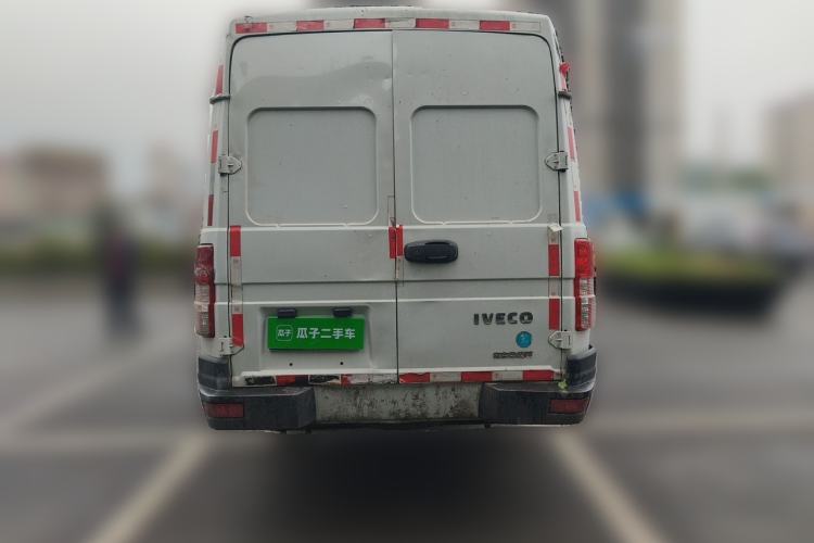 Used Iveco Daily 2021 2.8T V40 VAN厢式 Cargo Van 3-Seater Long Wheelbase Mid-Roof Design Dual Tires Manual Door Rear