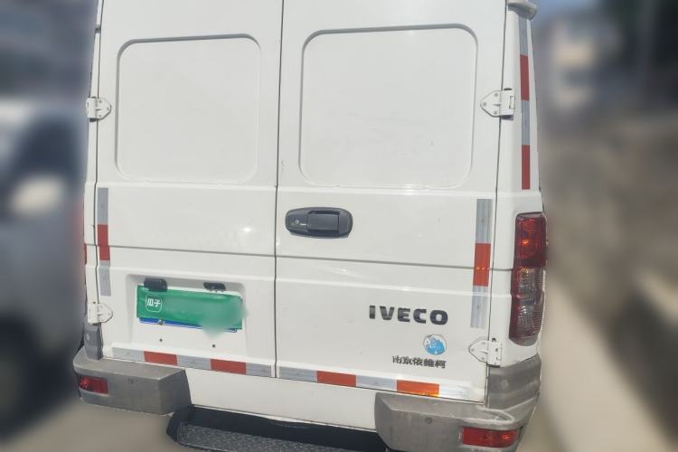 Used Iveco Daily 2021 2.5T V40 2-3 Seater Long Wheelbase Mid-Roof Dual Tires Manual Doors Rear