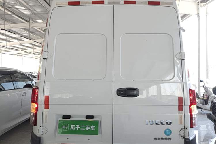 Used Iveco Daily 2021 2.8T V35 VAN厢式 Delivery Van 3-Seater Short Wheelbase Mid-Roof Design with Dual Tires and Side Sliding Doors Rear
