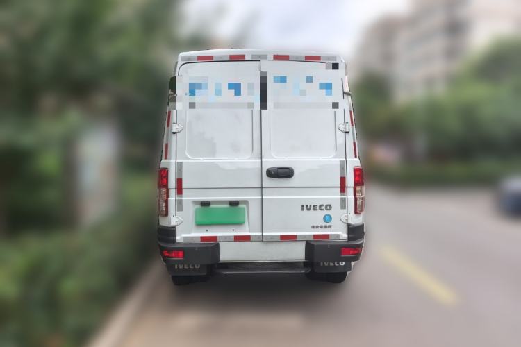 Used Iveco Daily 2021 2.8T V35 VAN厢式 Delivery Van 3-Seater Short Wheelbase Mid-Roof Design with Dual Tires and Side Sliding Doors Rear