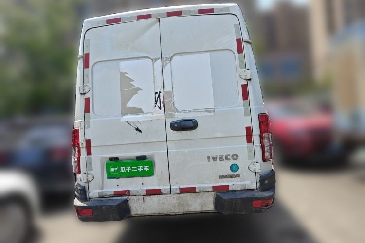 Used Iveco Daily 2021 2.5T V40 2-3 Seater Long Wheelbase Mid-Roof Dual Tires Manual Doors Rear