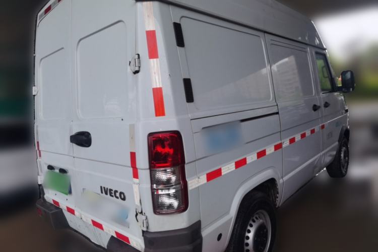 Used Iveco Daily 2021 2.8T V35 VAN厢式 van 3-seater short wheelbase mid-roof design single-tire side-hinged door Rear Right 45 Deg