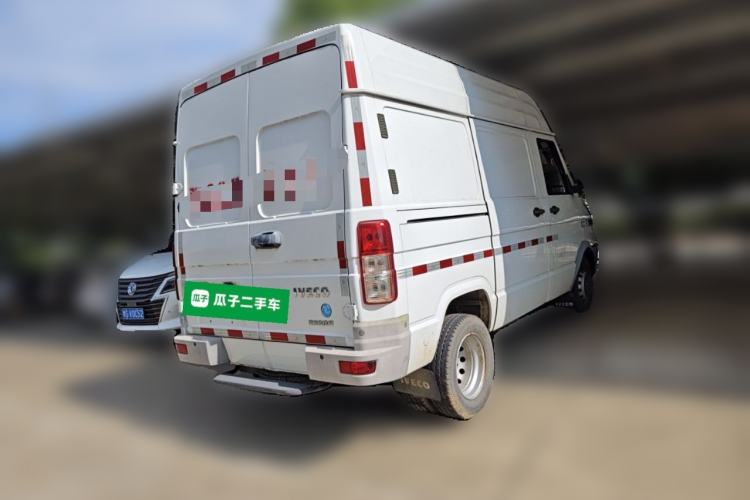 Used Iveco Daily 2021 2.8T V35 VAN厢式 van 3-seater short wheelbase mid-roof design with dual tires and manual doors Rear Right 45 Deg