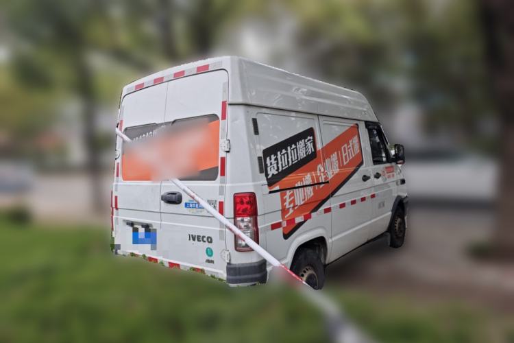 Used Iveco Daily 2021 2.8T V35 VAN厢式 van 3-seater short wheelbase mid-roof design single-tire side-hinged door Rear Right 45 Deg