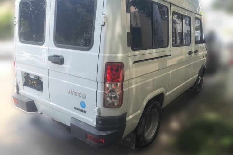 Used Iveco Daily 2021 2.5T A35 M1 Passenger Van 5-9 Seater Short Wheelbase Mid-Roof Design Dual Tires Side Sliding Door Rear Right 45 Deg