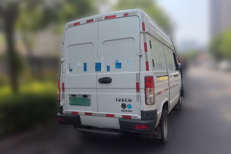 Used Iveco Daily 2021 2.5T V35 2-3 Seater Short Wheelbase Mid-Roof Design Dual Tires Manual Doors Rear Right 45 Deg