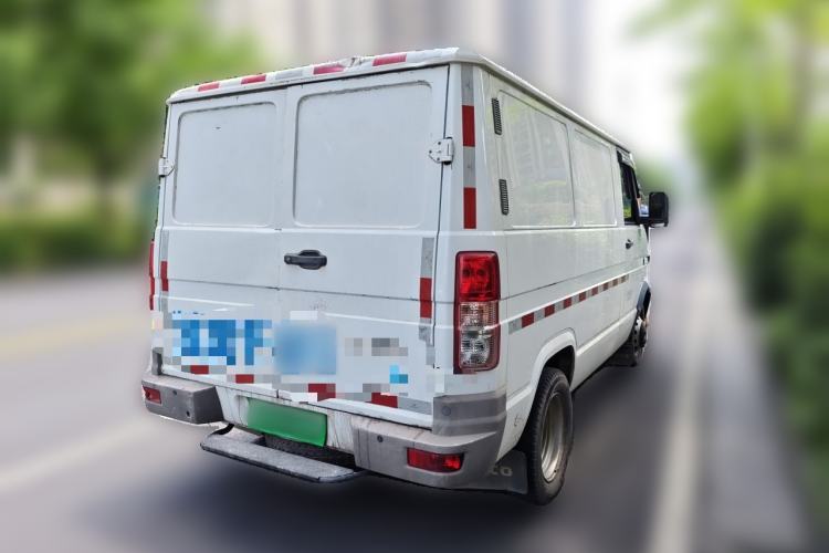 Used Iveco Daily 2021 2.8T V35 VAN厢式 van 3-seater short wheelbase low roof with dual tires and manual doors Rear Right 45 Deg
