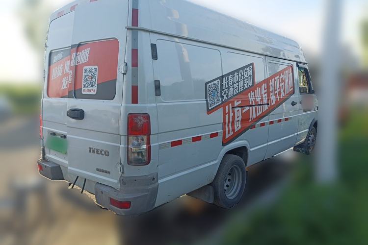 Used Iveco Daily 2021 2.8T V40 VAN厢式 Cargo Van 3-Seater Long Wheelbase Mid-Roof Design Dual Tires Manual Door Rear Right 45 Deg