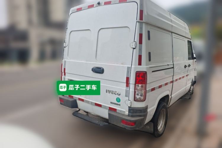 Used Iveco Daily 2021 2.5T V35 2-3 Seater Short Wheelbase Mid-Roof Design Dual Tires Manual Doors Rear Right 45 Deg