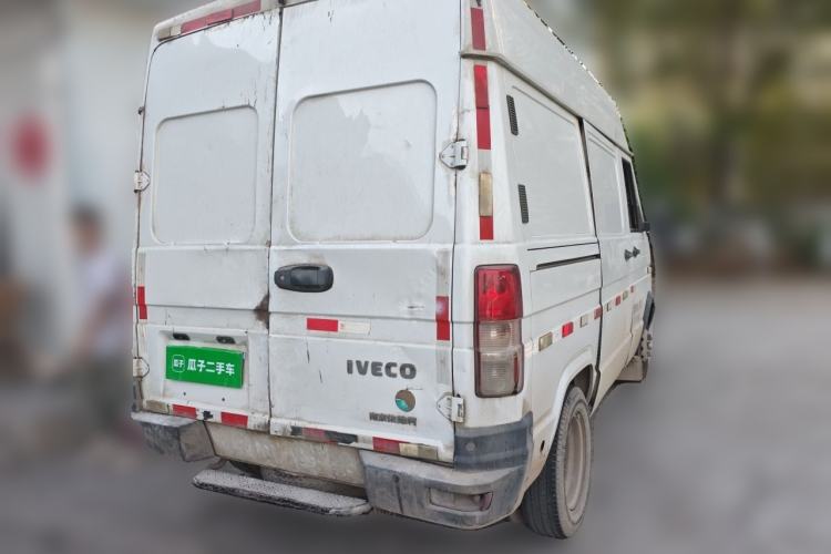 Used Iveco Daily 2021 2.8T V35 VAN厢式 van 3-seater short wheelbase mid-roof design with dual tires and manual doors Rear Right 45 Deg