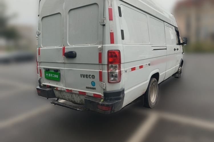 Used Iveco Daily 2021 2.8T V40 VAN厢式 Cargo Van 3-Seater Long Wheelbase Mid-Roof Design Dual Tires Manual Door Rear Right 45 Deg