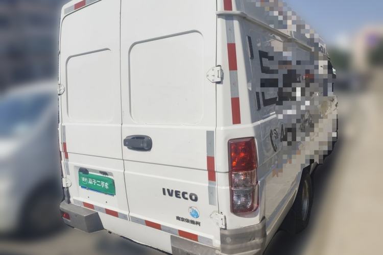 Used Iveco Daily 2021 2.5T V40 2-3 Seater Long Wheelbase Mid-Roof Dual Tires Manual Doors Rear Right 45 Deg
