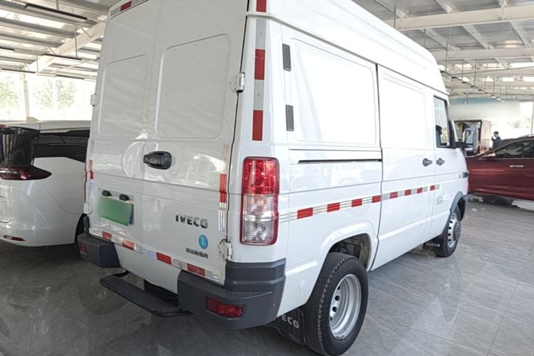Used Iveco Daily 2021 2.8T V35 VAN厢式 Delivery Van 3-Seater Short Wheelbase Mid-Roof Design with Dual Tires and Side Sliding Doors Rear Right 45 Deg
