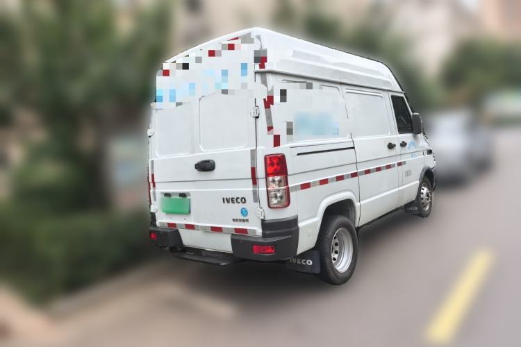 Used Iveco Daily 2021 2.8T V35 VAN厢式 Delivery Van 3-Seater Short Wheelbase Mid-Roof Design with Dual Tires and Side Sliding Doors Rear Right 45 Deg