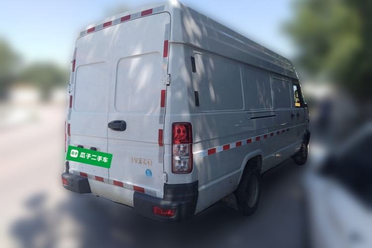 Used Iveco Daily 2021 2.8T V40 VAN厢式 Cargo Van 3-Seater Long Wheelbase Mid-Roof Design Dual Tires Manual Door Rear Right 45 Deg