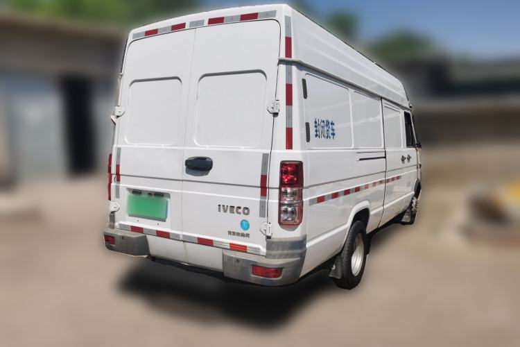 Used Iveco Daily 2021 2.8T V40 VAN厢式 Cargo Van 3-Seater Long Wheelbase Mid-Roof Design Dual Tires Manual Door Rear Right 45 Deg