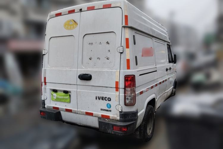 Used Iveco Daily 2021 2.8T V35 VAN厢式 Delivery Van 3-Seater Short Wheelbase Mid-Roof Design with Dual Tires and Side Sliding Doors Rear Right 45 Deg