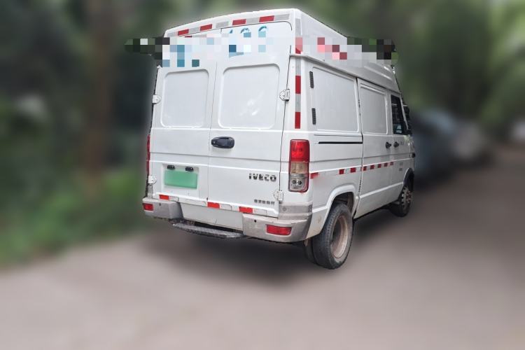 Used Iveco Daily 2021 2.8T V35 VAN厢式 van 3-seater short wheelbase mid-roof design with dual tires and manual doors Rear Right 45 Deg