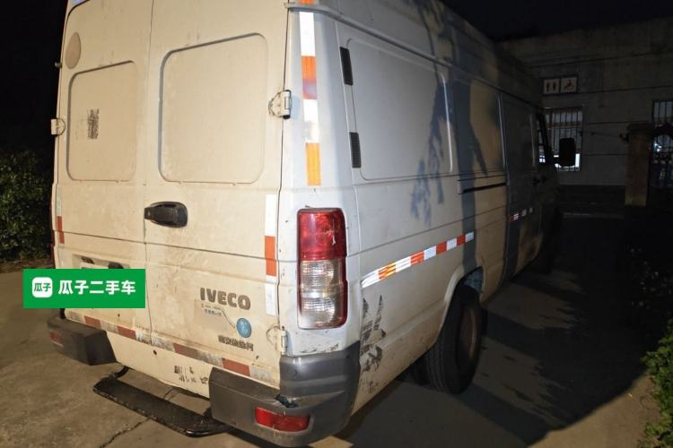 Used Iveco Daily 2021 2.8T V40 VAN厢式 Delivery Van 3-Seater Long Wheelbase Mid-Roof Design Dual Tires Side Sliding Door Rear Right 45 Deg