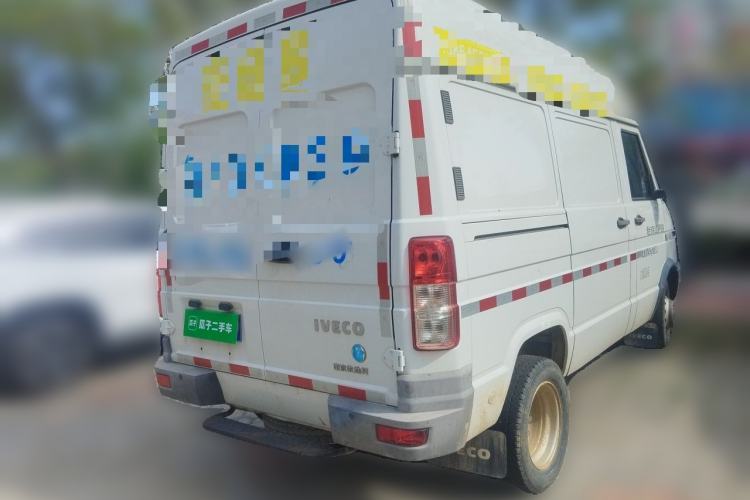 Used Iveco Daily 2021 2.8T V35 VAN厢式 van 3-seater short wheelbase mid-roof design with dual tires and manual doors Rear Right 45 Deg
