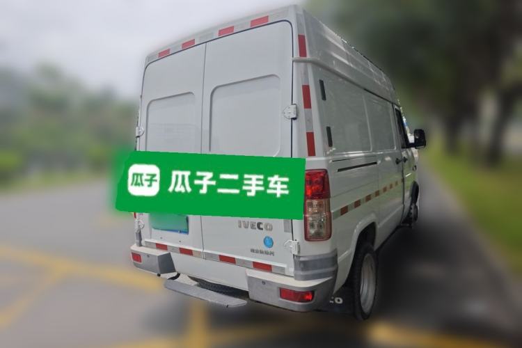 Used Iveco Daily 2021 2.8T V35 VAN厢式 Delivery Van 3-Seater Short Wheelbase Mid-Roof Design with Dual Tires and Side Sliding Doors Rear Right 45 Deg