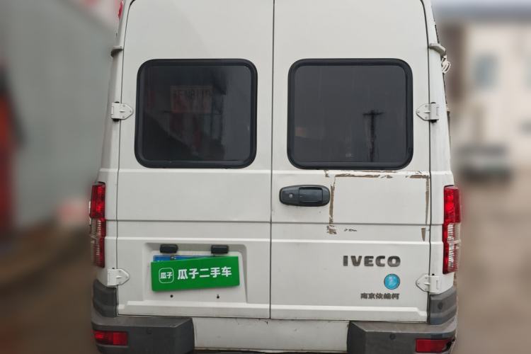 Used Iveco Daily 2021 2.5T A35 M1 Passenger Van 5-9 Seater Short Wheelbase Mid-Roof Design Single Tire Side-Sliding Door Rear