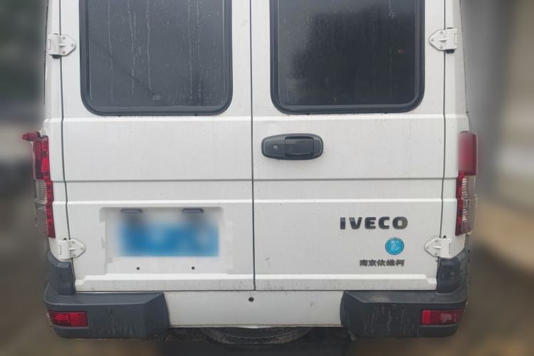 Used Iveco Daily 2021 2.5T A35 M1 Passenger Van 5-9 Seater Short Wheelbase Mid-Roof Design Dual Tires Manual Doors Rear