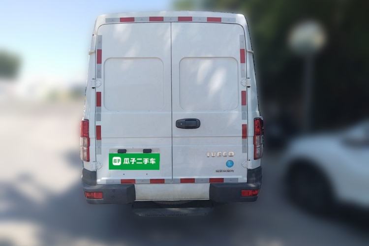Used Iveco Daily 2021 2.8T V40 VAN厢式 Cargo Van 3-Seater Long Wheelbase Mid-Roof Design Dual Tires Manual Door Rear