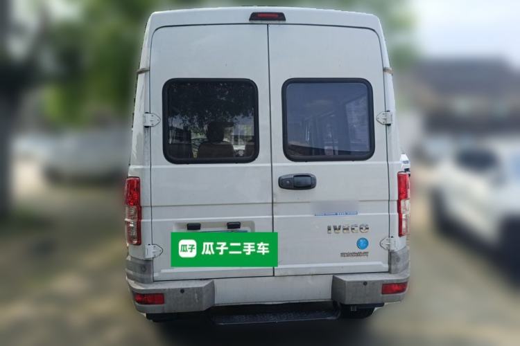 Used Iveco Daily 2021 2.5T A35 M1 Passenger Van 5-9 Seater Short Wheelbase Mid-Roof Design Single Tire Side-Sliding Door Rear