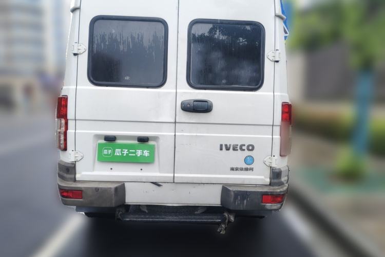 Used Iveco Daily 2021 2.5T A35 M1 Passenger Van 5-9 Seater Short Wheelbase Mid-Roof Design Dual Tires Manual Doors Rear