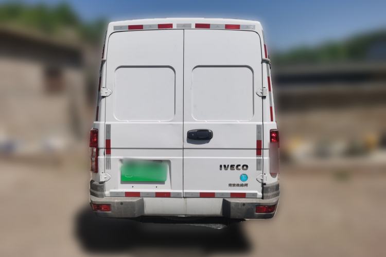 Used Iveco Daily 2021 2.8T V40 VAN厢式 Cargo Van 3-Seater Long Wheelbase Mid-Roof Design Dual Tires Manual Door Rear