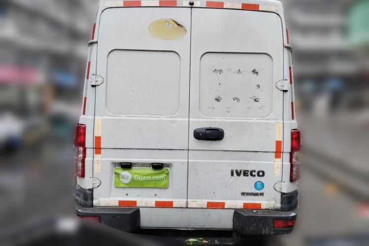 Used Iveco Daily 2021 2.8T V35 VAN厢式 Delivery Van 3-Seater Short Wheelbase Mid-Roof Design with Dual Tires and Side Sliding Doors Rear