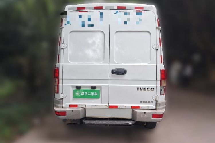 Used Iveco Daily 2021 2.8T V35 VAN厢式 van 3-seater short wheelbase mid-roof design with dual tires and manual doors Rear