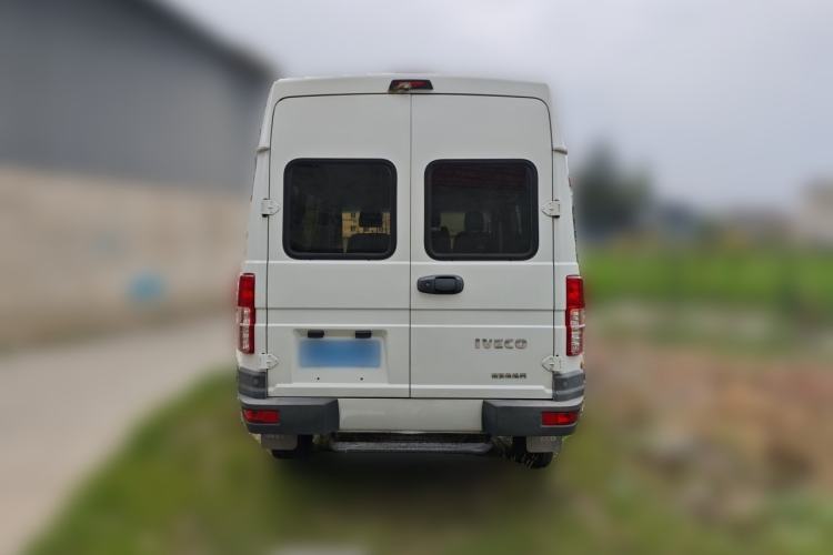Used Iveco Daily 2021 2.5T A35 M1 Passenger Van 5-9 Seater Short Wheelbase Mid-Roof Design Single Tire Side-Sliding Door Rear